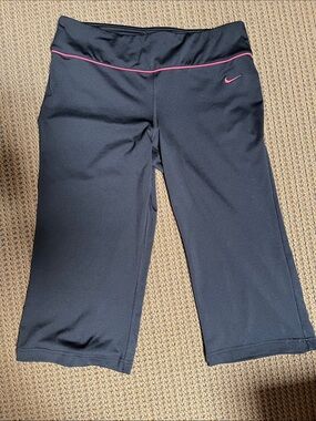 Nike Performance Cropped Leg Black